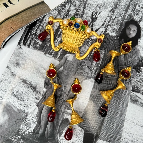 Vintage Karl Lagerfeld Gripoix Wine Goblet Drop Clip On Earrings - Picture 11 of 11